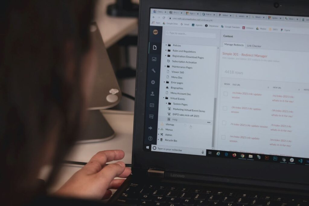 woman using an alternative to the great suspender extension on her laptop