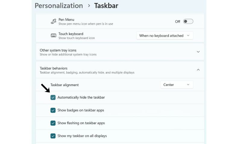 A screenshot of the taskbar settings in Windows with an arrow pointing to the Auto-hide the taskbar selection.